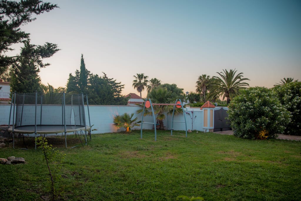 Villa La Barrosa - Jardín y juegos